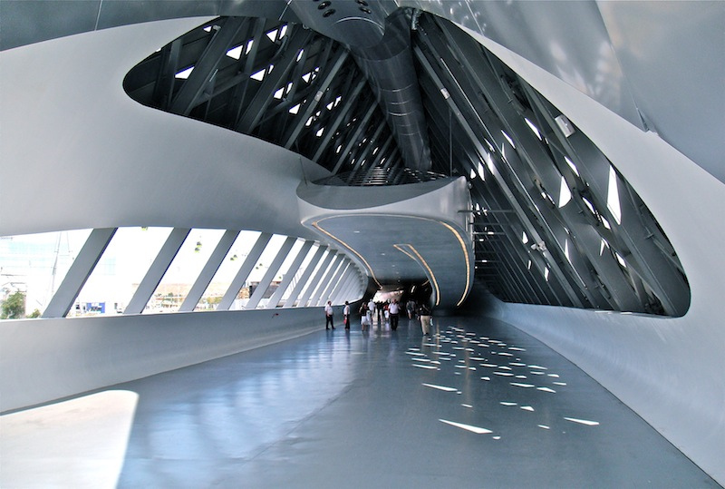 Entrada al pabellón puente de Zaha Hadid en la Expo Zaragoza 2008